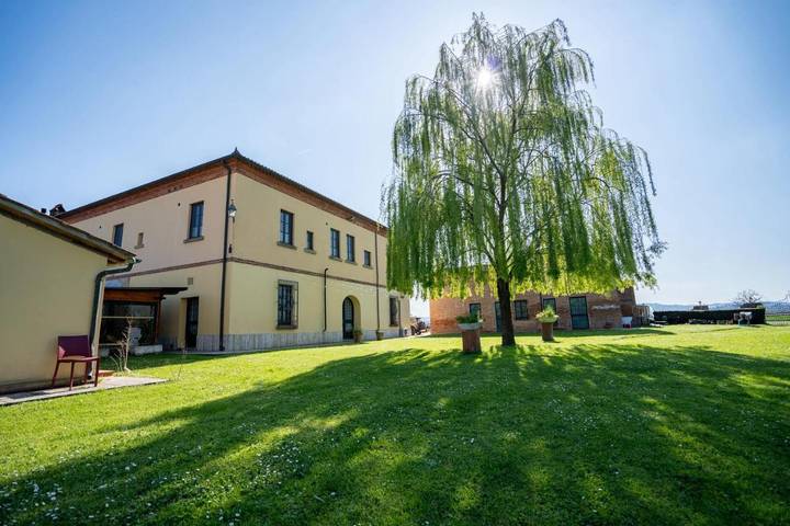 Rustico per 2 persone, con Idromassaggio e Giardino nonché Piscina e Sauna a Montepulciano