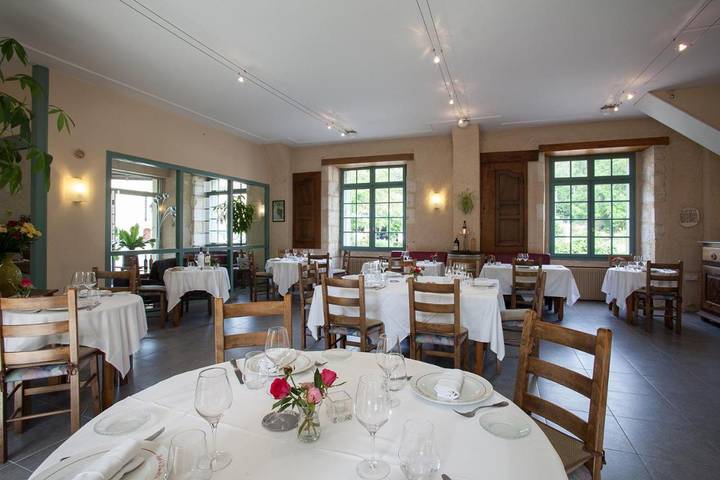 Hôtel pour 2 personnes, avec Terrasse ainsi que Jardin et Piscine à Manzac-sur-Vern