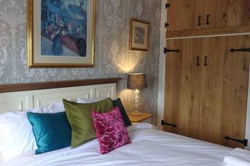 Log Cabin for 7 People in Burford, The Cotswolds, Photo 2