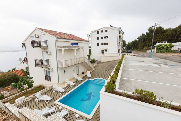 Apartament wakacyjny dla 4 osób, z balkon i basen w Okrug Donji