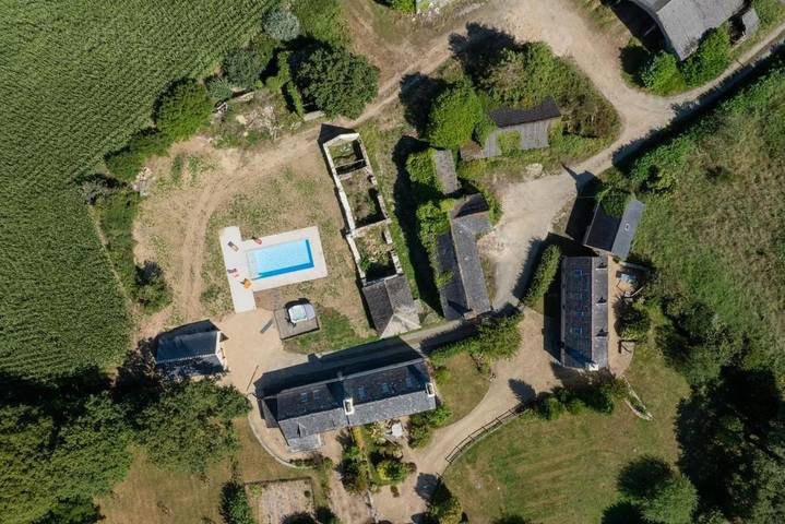 Location de vacances pour 6 personnes, avec jardin et piscine ainsi que vue et terrasse, animaux acceptés à Commana