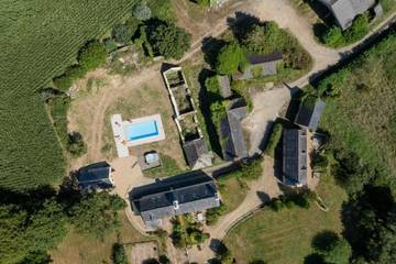 Location de vacances pour 2 personnes, avec piscine et jacuzzi ainsi que terrasse et jardin à Commana
