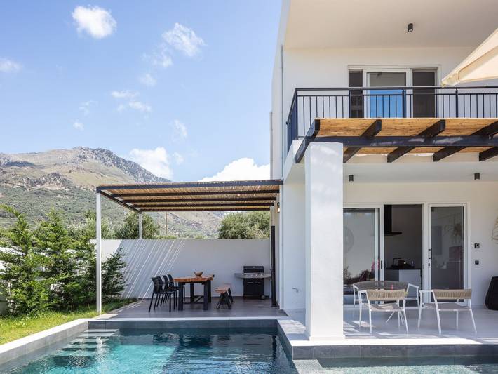 Location de vacances pour 7 personnes, avec piscine et jardin à Plakias