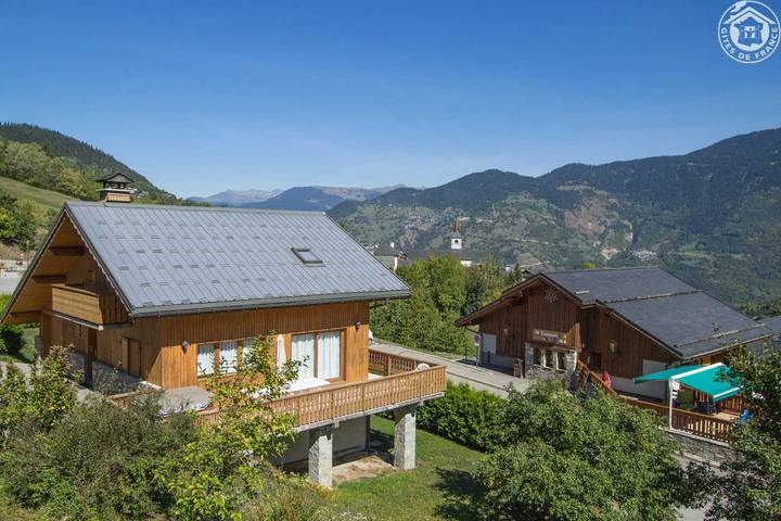 Gîte pour 12 personnes, avec Jacuzzi ainsi que Terrasse et Jardin