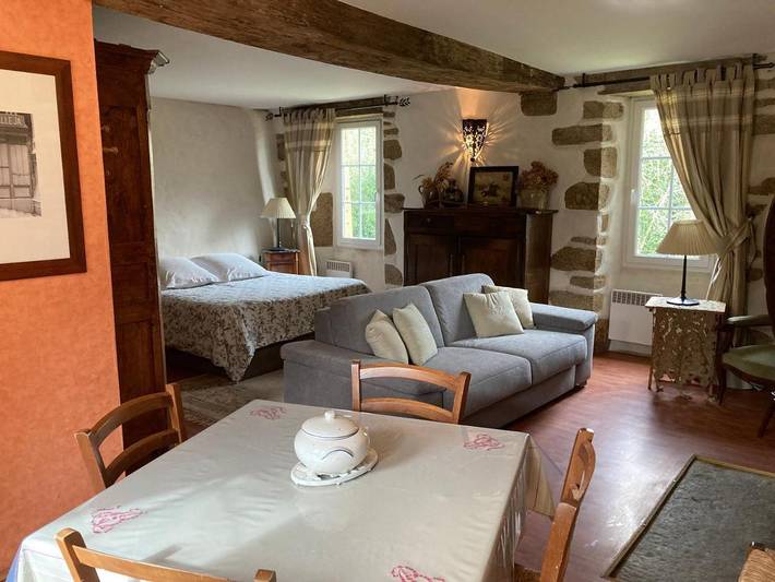 Location de vacances pour 4 personnes, avec Terrasse et Jacuzzi ainsi que Jardin et Piscine à Joué-du-Bois