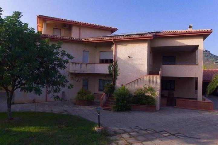 Chalet para 10 personas, con piscina además de balcón y jardín - 1