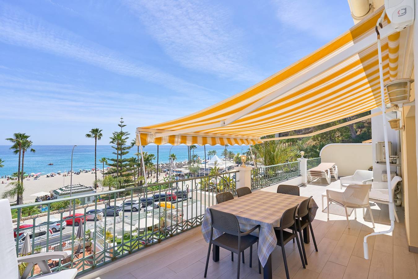 Entire apartment, Apartment 'Wonderful Penthouse' with Garden, Terrace, Wi-Fi & A/C in Playa de Burriana, Nerja