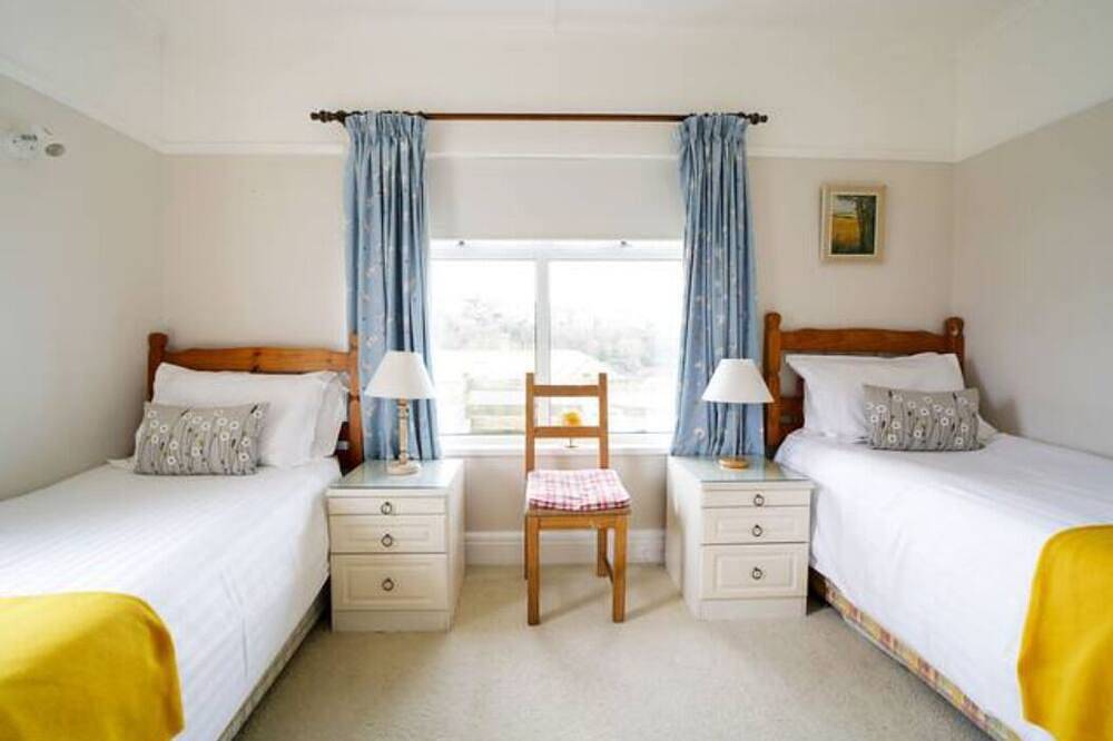 Trevarthian - A stunning holiday home overlooking Polzeath beach,sleeps 8 + dogs in Polzeath, Pentire Point - Widemouth