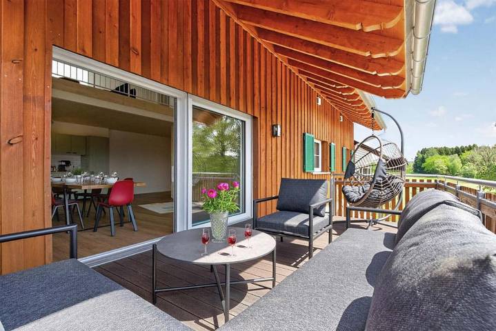Ferienwohnung für 9 Personen, mit Balkon und Terrasse sowie Garten und Ausblick in Sulzberg