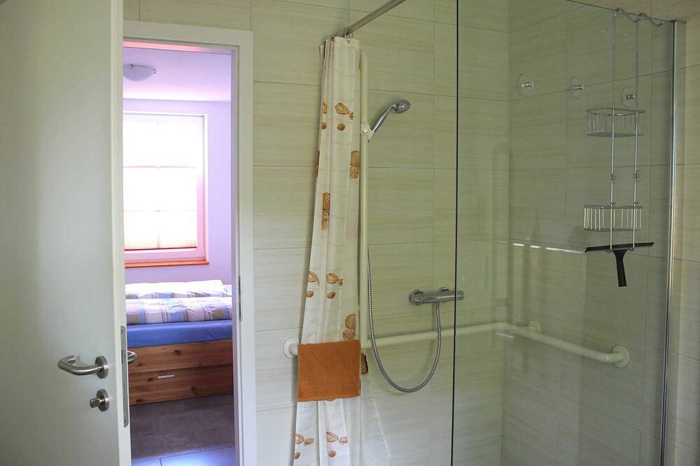 Fz Erdgeschoss - Ferienzimmer mit Bed and Breakfast in Bollewick, Müritz