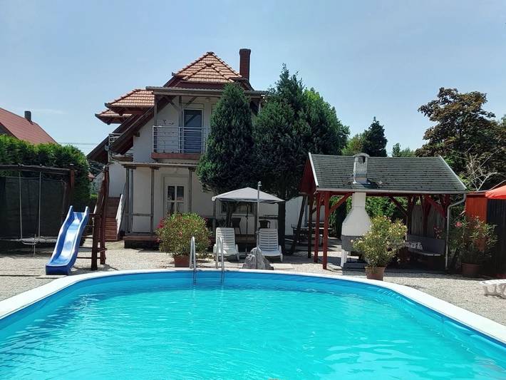 Ferienwohnung für 5 Personen, mit Terrasse und Garten sowie Pool in Balatonmariafürdö