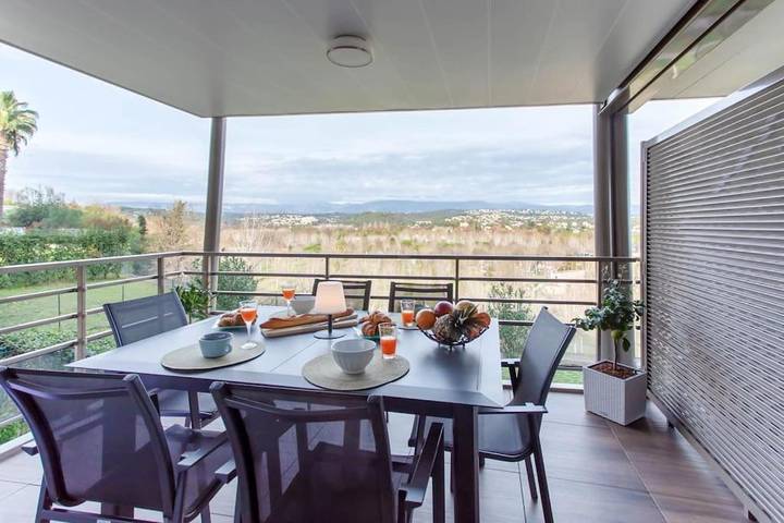 Gîte pour 4 personnes, avec piscine ainsi que terrasse et vue dans Thalazur