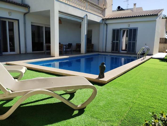 Location de vacances pour 8 personnes, avec piscine ainsi que jardin et vue à Cala Bona - 4