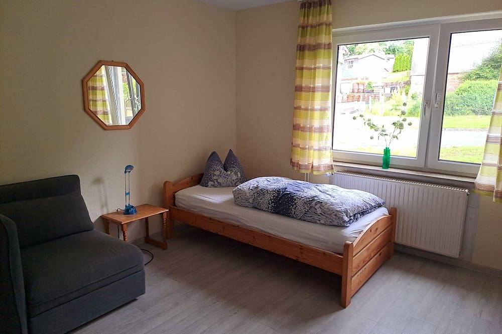 Geheel appartement, Bright, quiet apartment with 3 spacious bedrooms on the ground floor in Neustadt, Waldecker Land