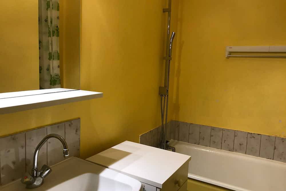 Entire apartment, Studio at the Foot of Corrençon-en-Vercors Slopes with Balcony in Corrençon-en-Vercors, Parc naturel régional du Vercors