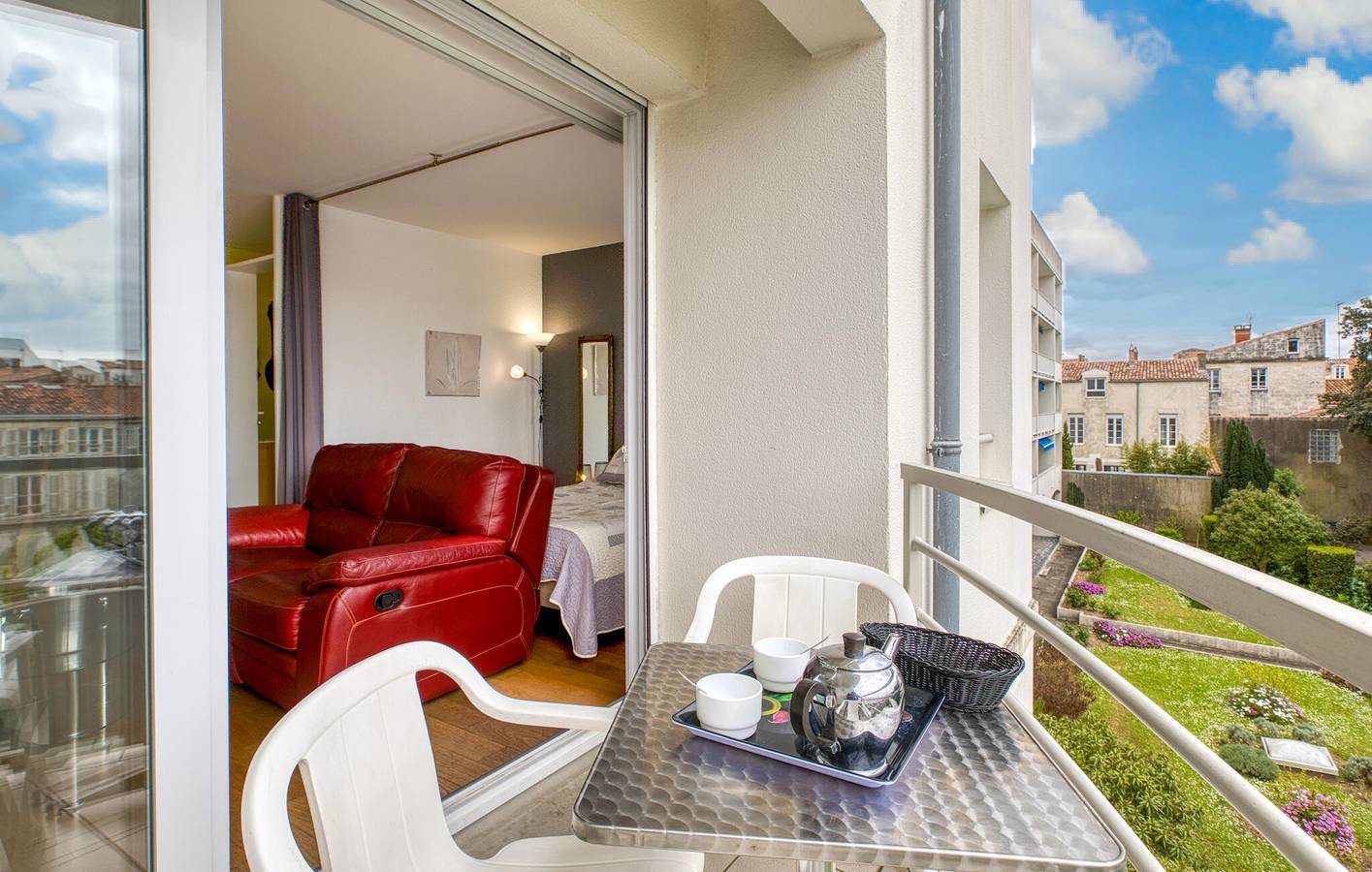 Entire holiday apartment, Modern Apartment with Garage & Beach 1km Away in La Rochelle, La Rochelle region