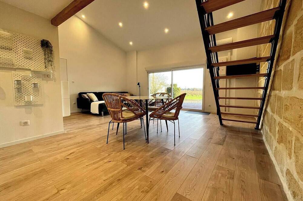 Charming vineyard guesthouse in Saint-Sulpice-de-Faleyrens, Libourne region