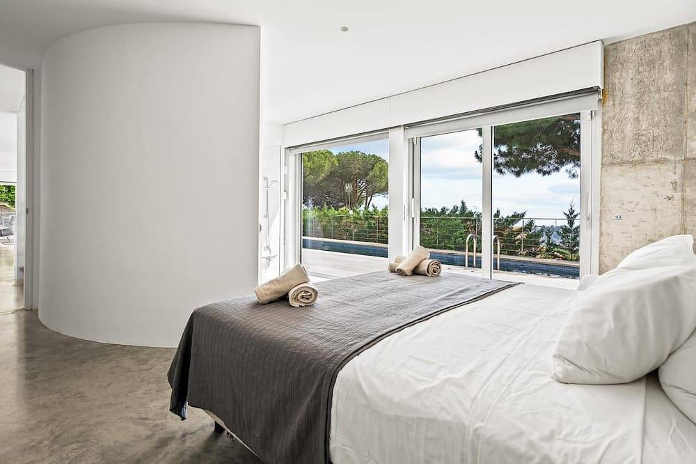 Design villa with views and pool in Urbanizacion Montcabrer, Cabrils