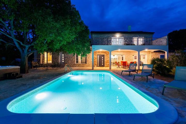 Ferienhaus für 8 Personen, mit Pool und Ausblick sowie Terrasse, mit Haustier