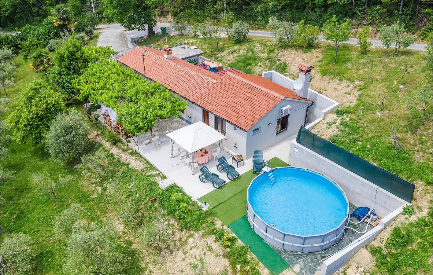 Gemütliche 1-Zimmer-Wohnung mit Terrasse und Planschbecken in der Nähe des Flusses Boljunčica in Kršan, Ostküste Istrien