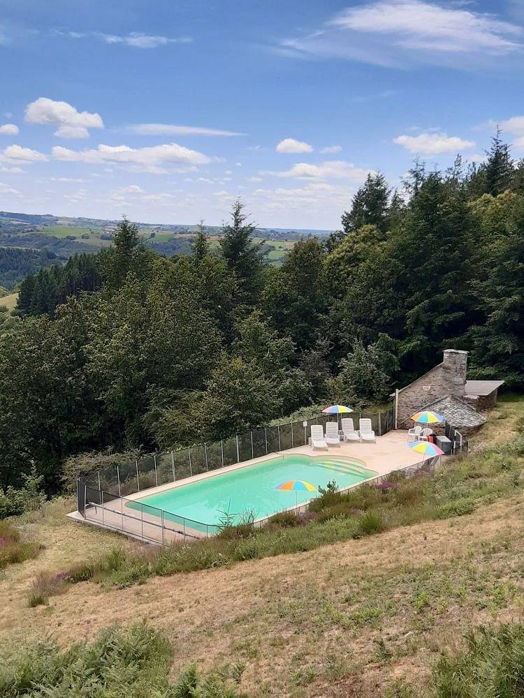 Gîte "Chez Marie", 3 personnes, avec piscine in Cassaniouze, Région d'Aurillac