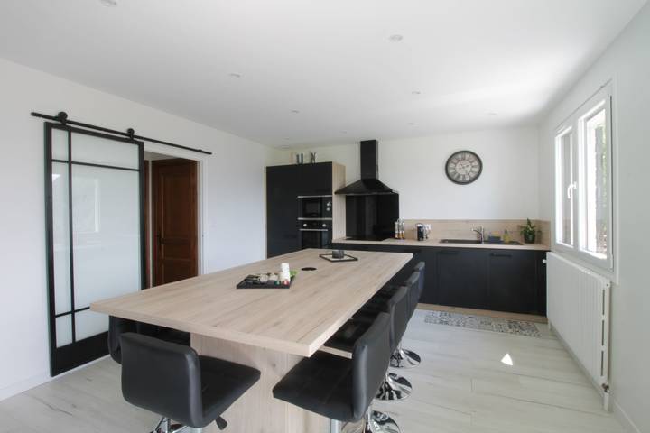 Gîte pour 10 personnes, avec jardin ainsi que vue sur le lac et balcon, adapté aux familles dans Lac d'Aiguebelette - 4