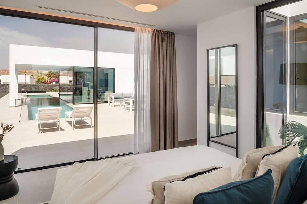 Avasarala | Una lujosa villa de 3 dormitorios con una piscina de 20 metros in Puerto Calero, Yaiza