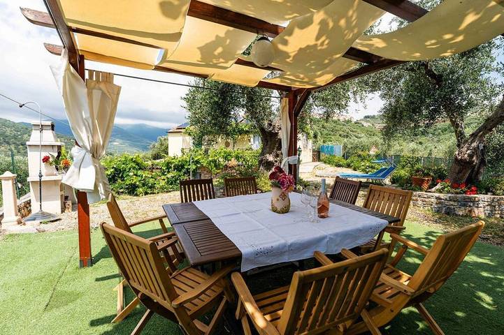 Ferienwohnung für 6 Personen, mit Terrasse und Garten sowie Pool