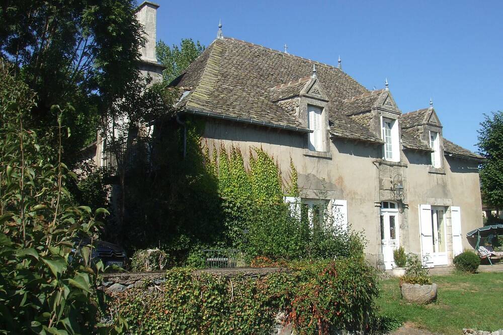 Chambre D' Hôte  Domaine de la Vigne Saignes15240, 300 metres de tous commerces in Saignes, Parc naturel régional des Volcans d'Auvergne