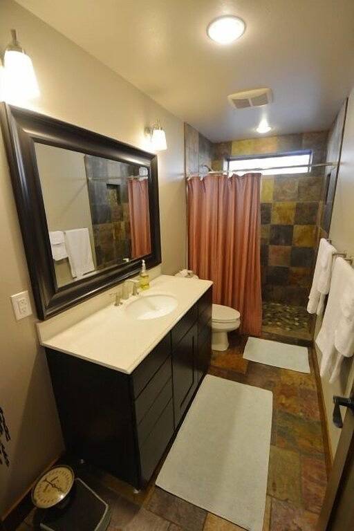 Vacation rental for 7 people, with yard and hot tub as well as balcony in South Dakota