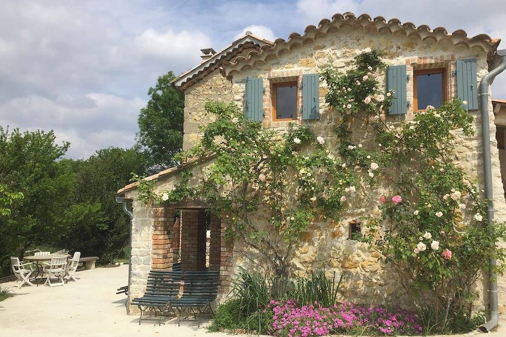Welcoming 1-bedroom cottage in charming Bagard perfect for relaxing getaway in Bagard, Cevennen