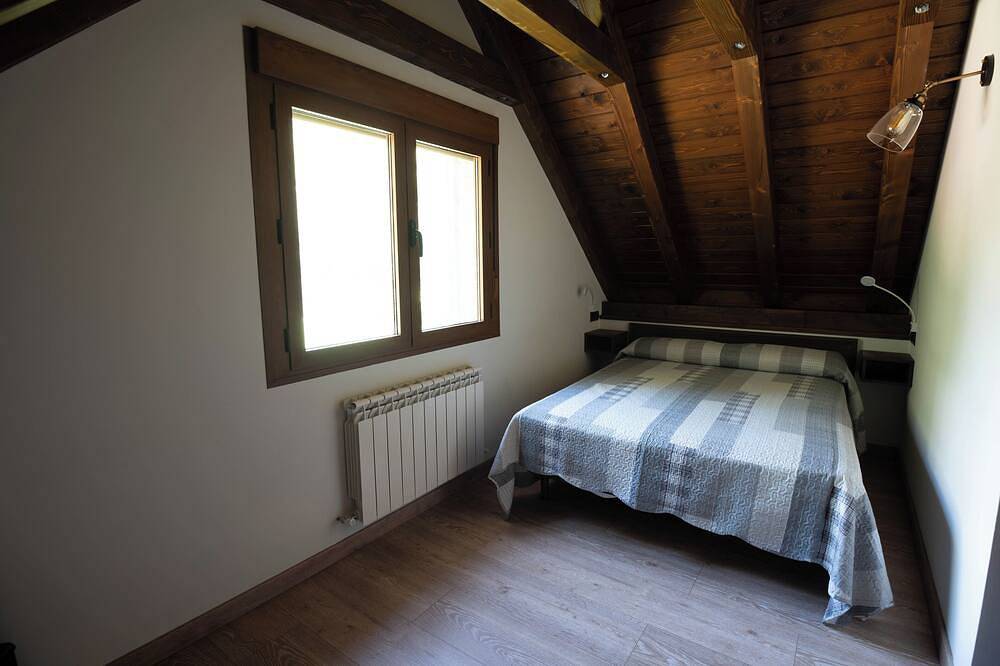Borda Batista rural cottage in Valle de Hecho, Spanish Pyrenees