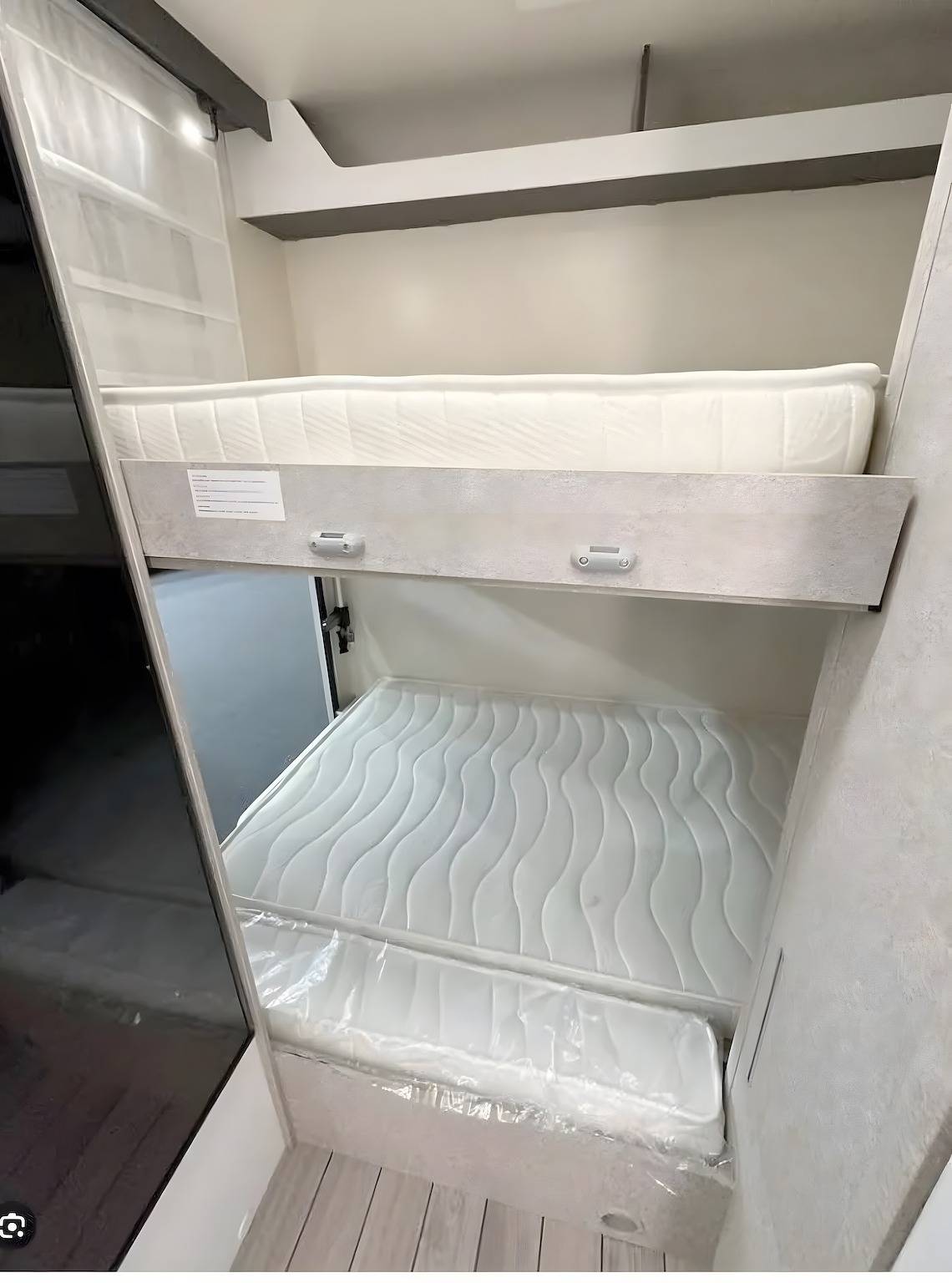 Mobil Home "Cerca De Barcelona" con vistas a la montaña, terrazas compartidas y jardín privado in Moncada y Reixach, Interior de Barcelona