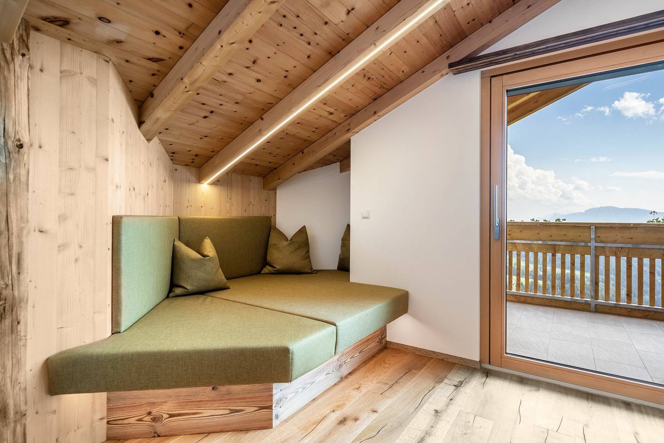 Ganze Wohnung, Ferienwohnung 'Haughof - Lärchenweide' mit Bergblick, Wlan & Balkon und sehr ruhige Lage in Vöran, Sarntaler Alpen
