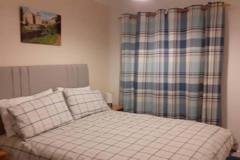 Entire apartment, Central Location with free on-site private parking, free wi-fi and Netflix in Leith, Edinburgh