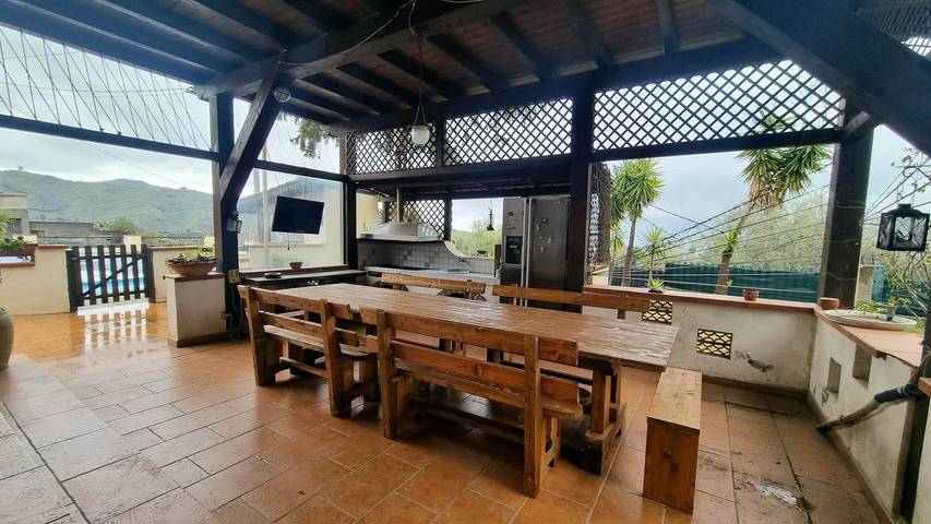 Villa "Nel Verde" dell'Etna con vista mare, piscina, Wi-Fi, terrazza e giardino in Piedimonte Etneo, Etna
