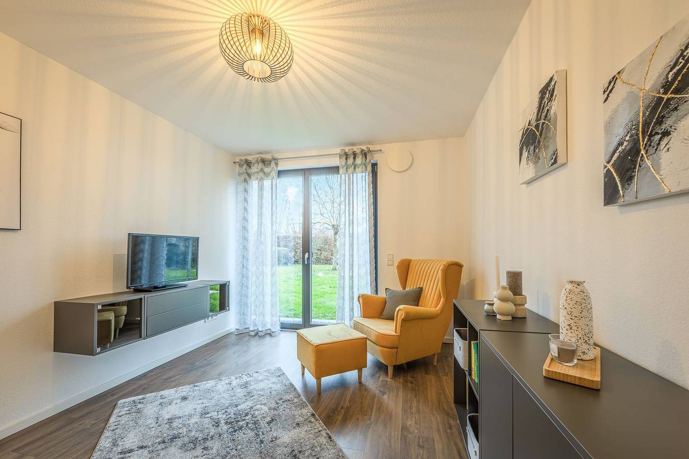 Ganze Wohnung, Moderne Ferienwohnung Konny mit überdachter Terrasse und Gartenblick in Seenähe in Gaienhofen, Untersee