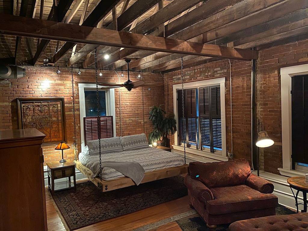 Ganze Wohnung, Old Town Loft w Hanging Master Bed in Wichita, Kansas