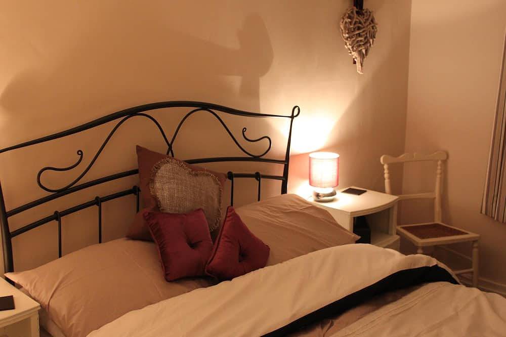 A Delightful 19th Century Beamed Cottage In Trevone Bay, 3 Mins From The Beach in Trevone, Cornwall