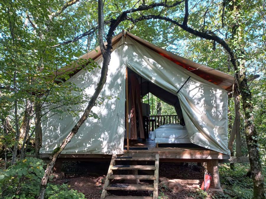 Camping Glamping Terre Rouge - Tente 4 personnes - Tentes forestières - Zone Forêt in Villecomtal, Aveyron