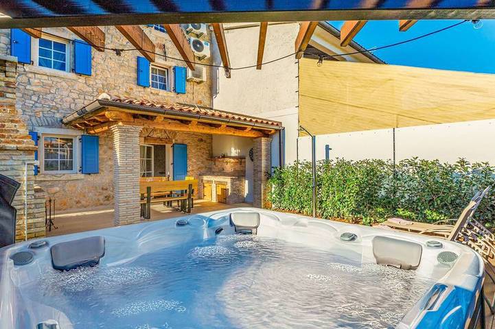 Ferienhaus für 6 Personen, mit Garten und Terrasse sowie Whirlpool
