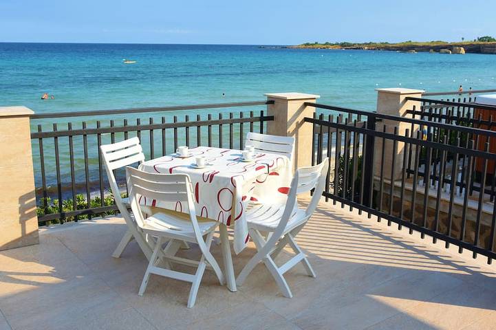 Villa al mare a Fontane Bianche, Siracusa, direttamente sul mare con Jacuzzi. in Lido Sayonara, Siracusa