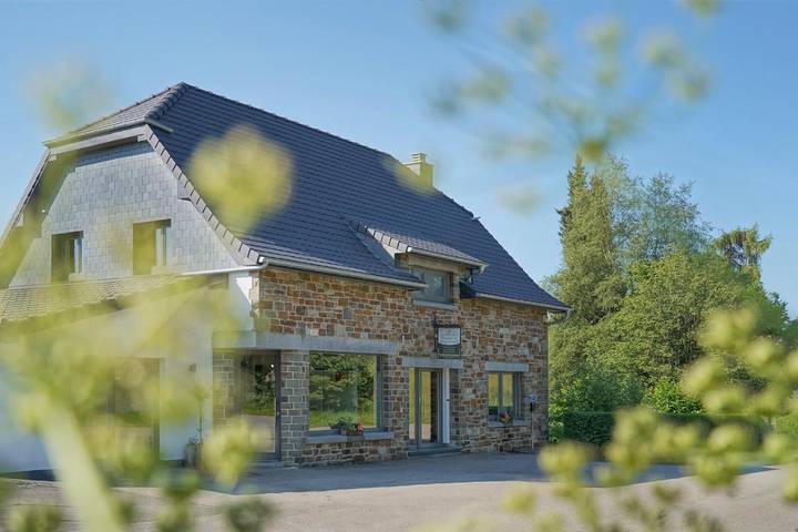 Location de vacances pour 24 personnes, avec Balcon et Jacuzzi ainsi que Terrasse et Jardin dans Longfaye