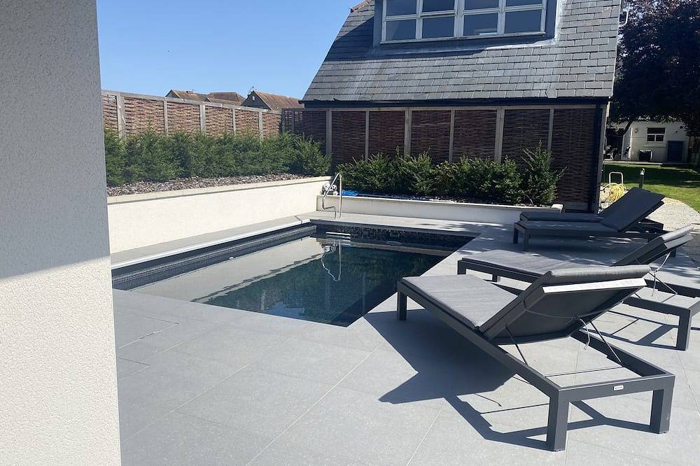 Secluded Pool House with private pool and hot tub. in Garsington, Oxfordshire