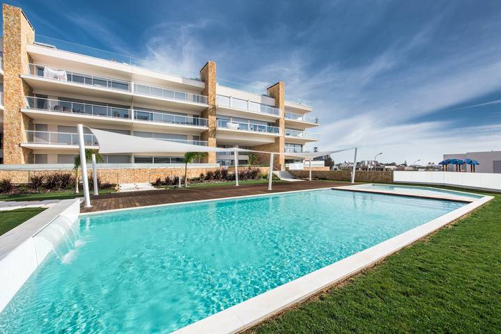 Entire apartment, Modern Apartment with Shared Pool, Wi-Fi & Air Conditioning in Albufeira in Albufeira e Olhos de Água, Faro District