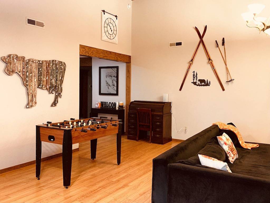 The Bear Slumbers in Big Bear, spa, Wifi, foosball, pool/ping-pong in Big Bear Lake, San Bernardino County