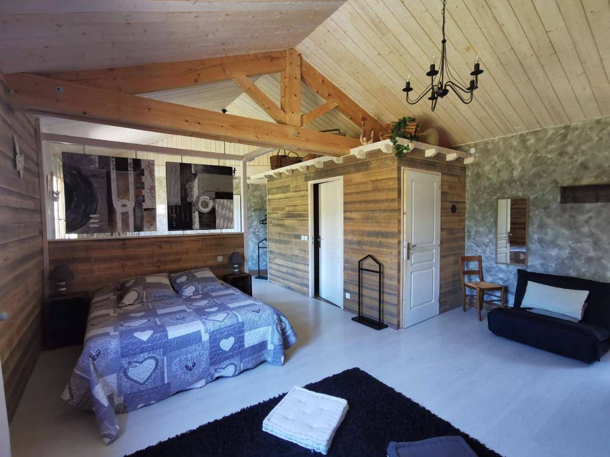 Chambre d’hôte pour 4 personnes avec jardin in Viscomtat, Région de Thiers