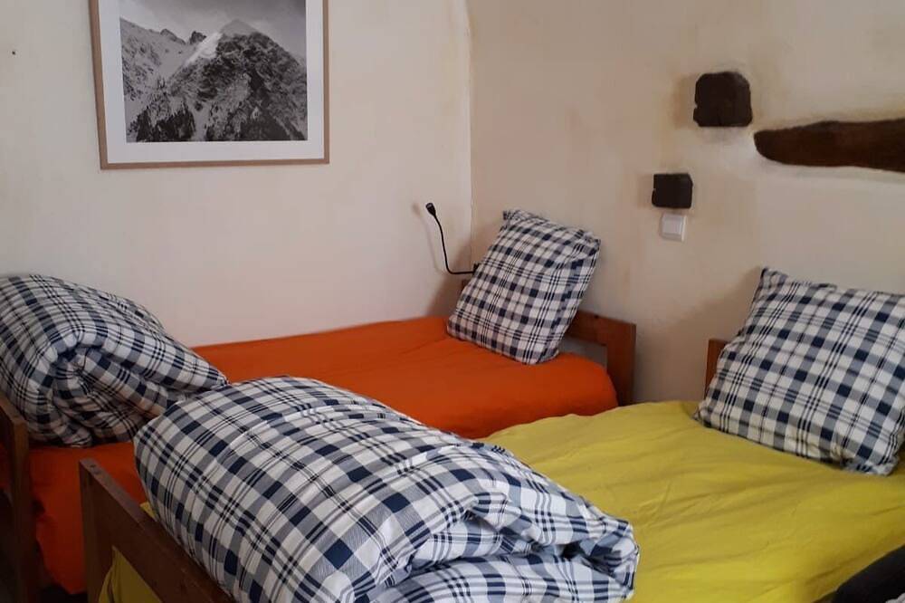 Between St Veran And Ceillac Beautiful chalet comfort mezzanine fireplace 3Bathrooms in Château-Ville-Vieille, Queyras