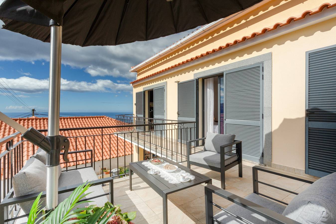 Appartamento intero, Appartamento 'Casa Gomes' con vista mare, Wi-Fi e aria condizionata in Calheta, Madeira
