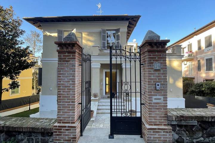 Villa for 23 people, with balcony and garden in Rome